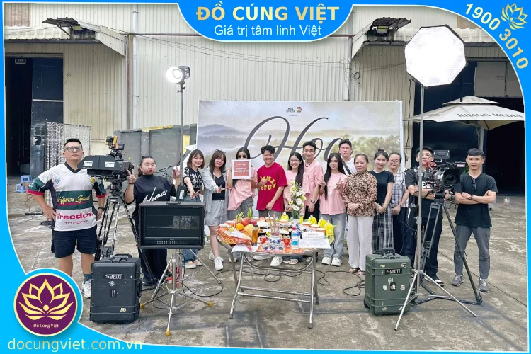 Mâm cúng khai máy đoàn phim HOA TRÊN MỘ CHỊ