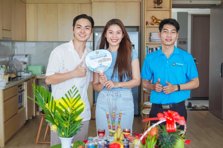 Đồ Cúng Việt phục vụ mâm cúng nhà mới cho người mẫu Chúng Huyền Thanh